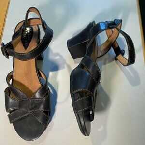 Clarks - Size 8M - Women's Artisan Black Strappy Leather Sandals